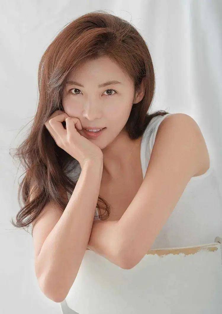 而河智苑,这位韩国女演员,无疑是其中的佼佼者.