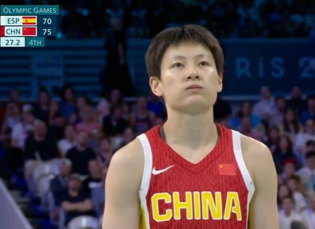 中国女篮队长真该退役了,三分犯规拱手送好局,姚明郑薇看傻眼