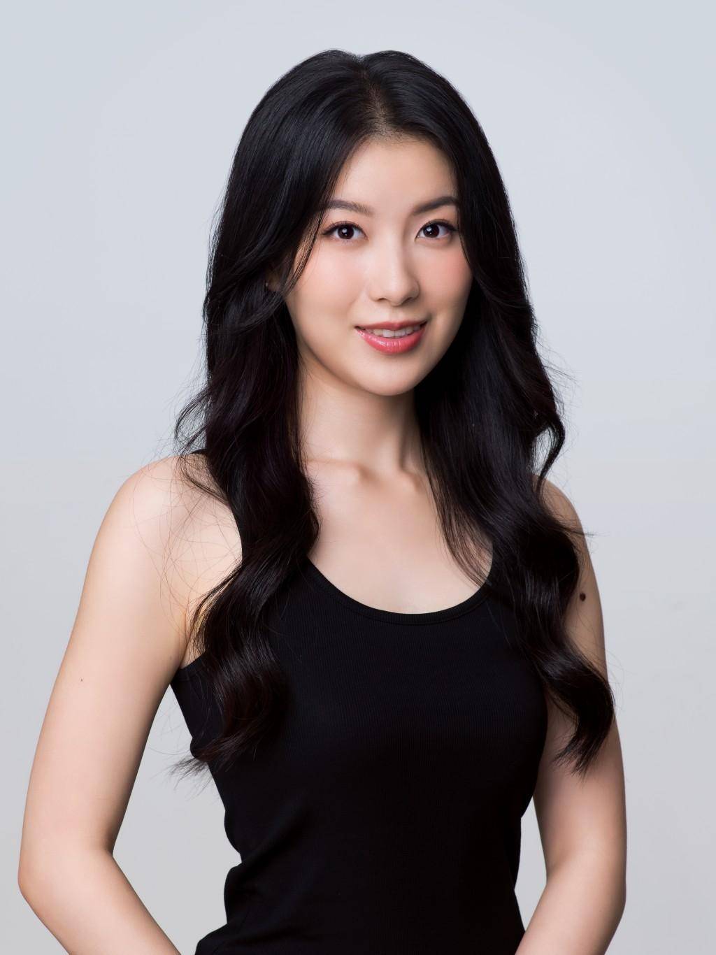 香港小姐15强官方照曝光!小背心造型清纯养眼,14号因刘亦菲入行