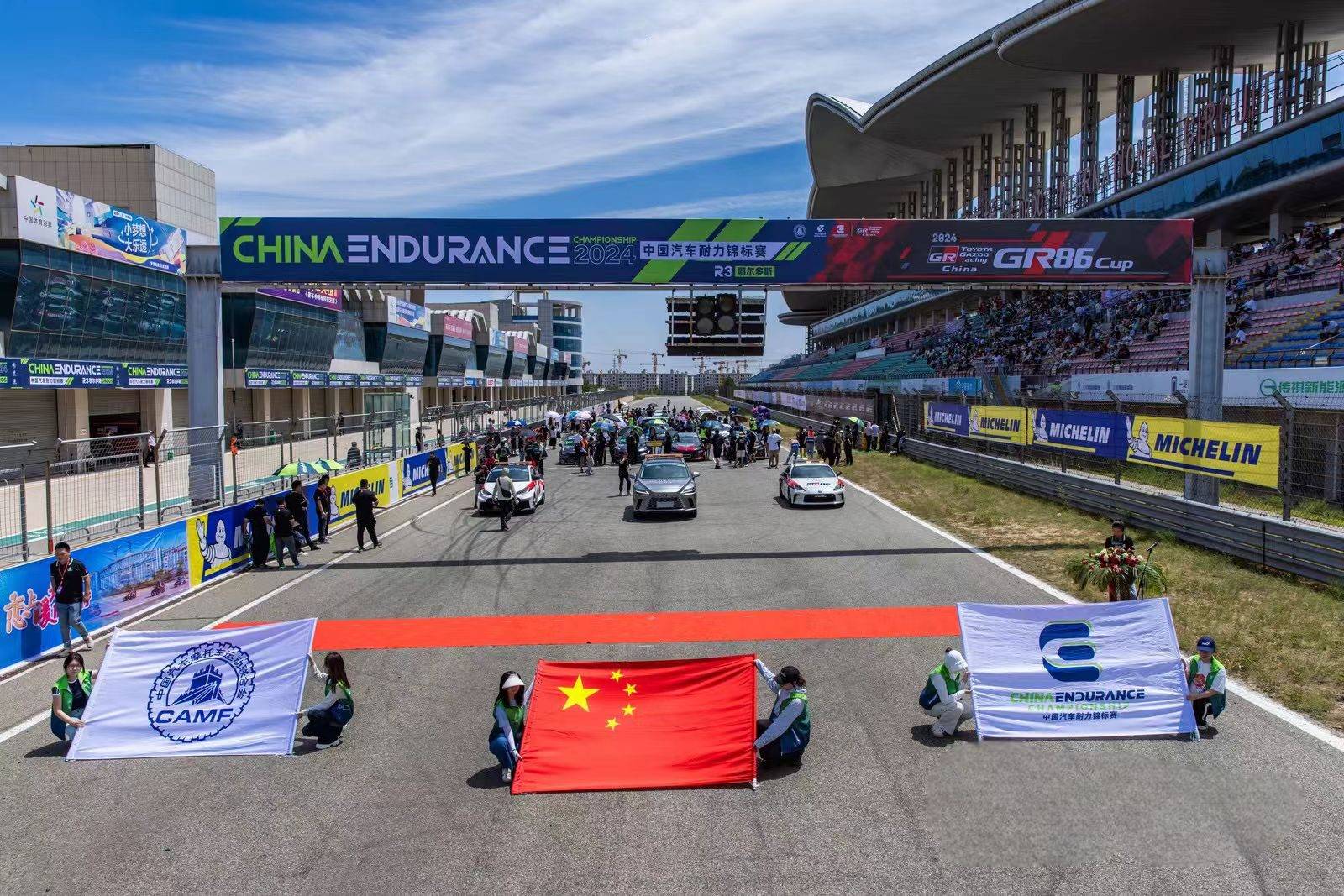 国内顶尖赛车高手激战鄂尔多斯康巴什