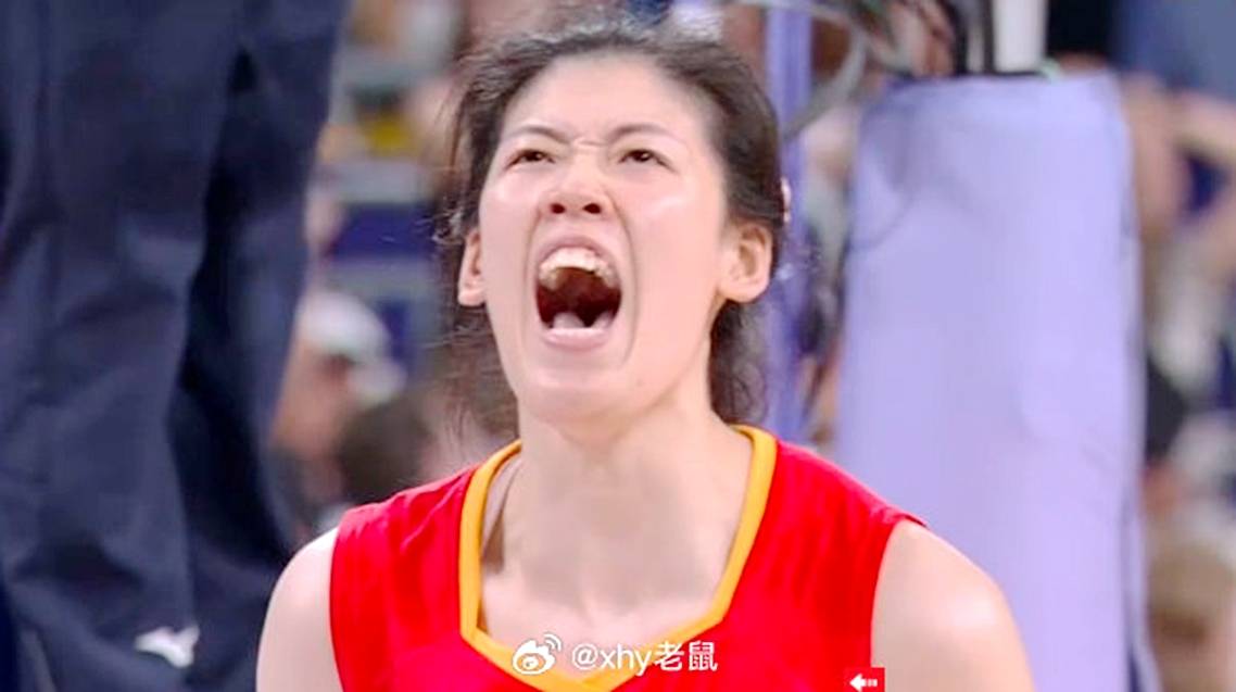 女排李盈莹封神一战!决胜局独揽8分杀疯了,强得让美国主帅跳脚