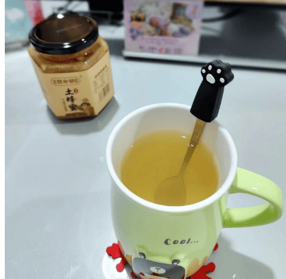 老年人喝蜂蜜好不好呢女性(老人喝蜂蜜对身体好不好)