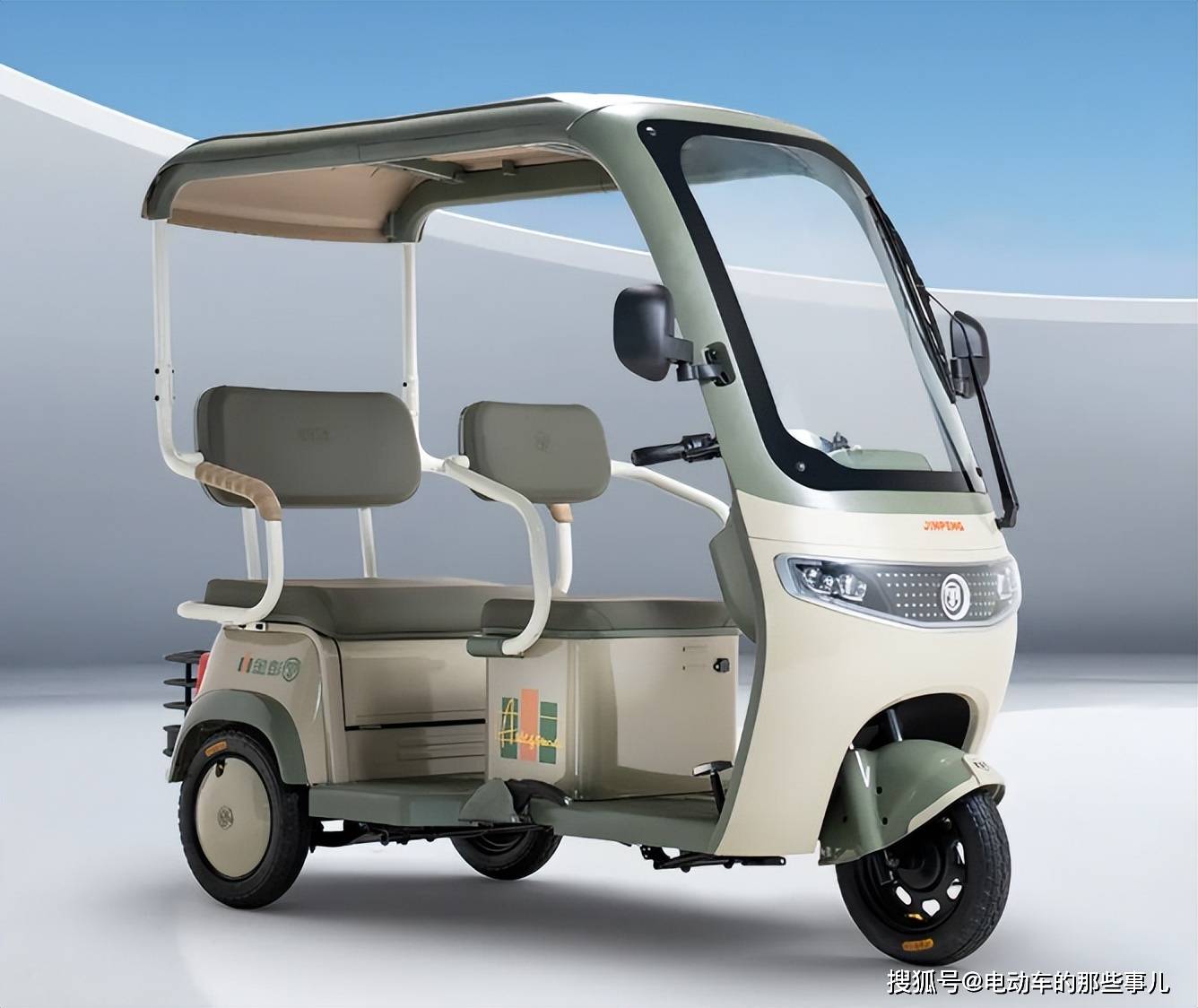 金彭新一代电动休闲三轮车亮相大空间遮阳挡雨续航120公里