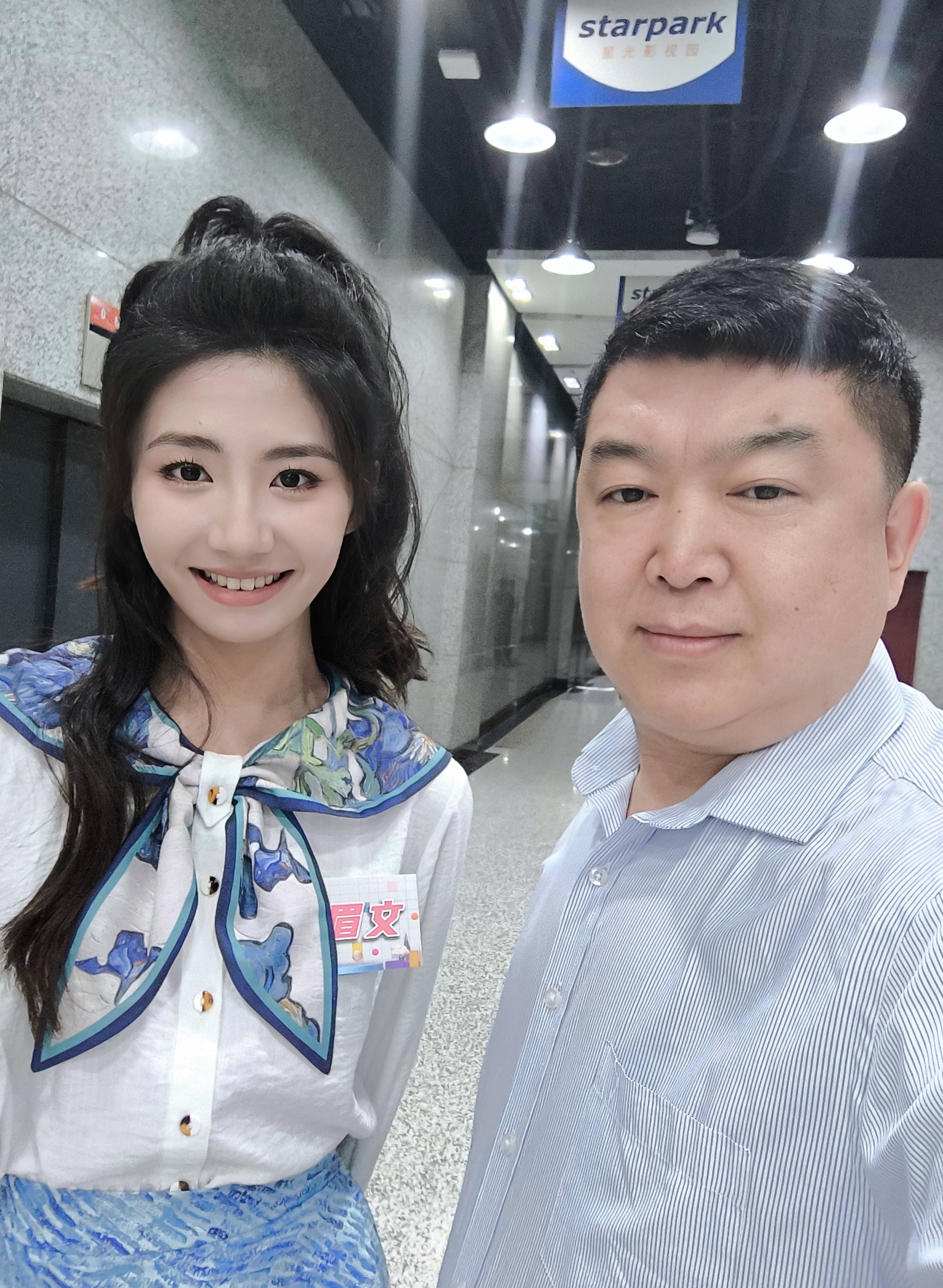 总制片人刘嘉有参加央视演播室节目录制与总台名主持人老师们合影