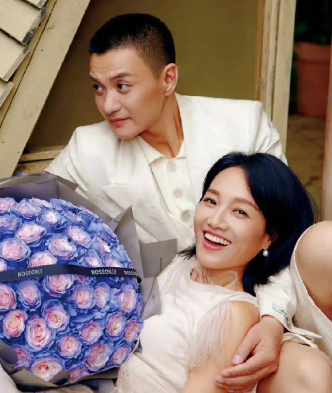 周一围公开撒糖,为老婆整理头发好宠溺,朱丹瘦到100斤腰身纤细_妻子