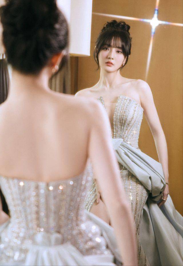 徐璐最新穿搭曝光!深v银色璀璨抹胸裙惊艳全场!