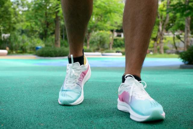 天越清风轻弹碳板跑鞋：解锁你的赛道新速度，多色任选，轻盈如飞