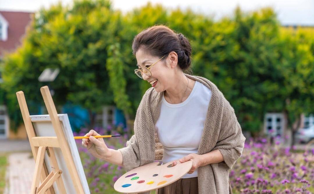 母亲退休后宅在家里,生活回归自我享受宁静,用自己方式诠释幸福