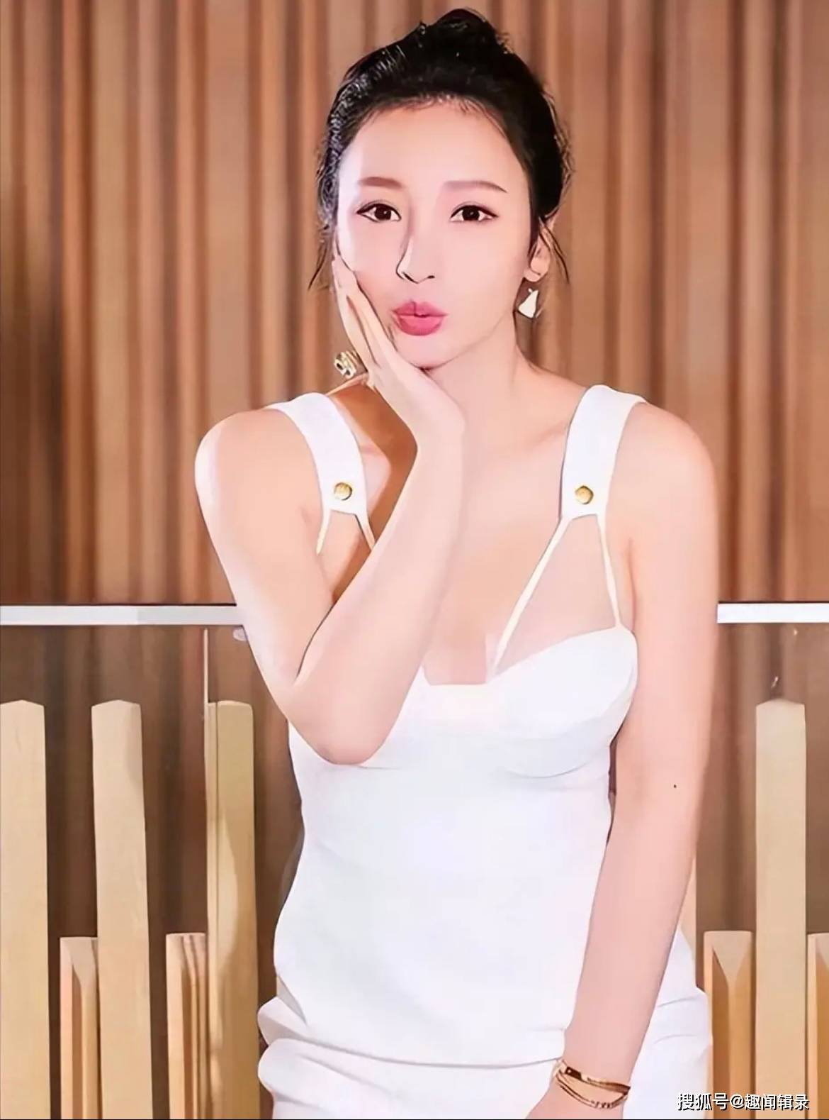 女性艺人的大胆穿着社会争议与穿衣自由!