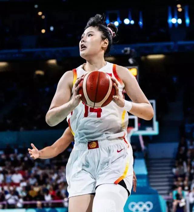 女篮半场领先11分首胜来了?李月汝2 1引姚明怒吼 保留八强有戏