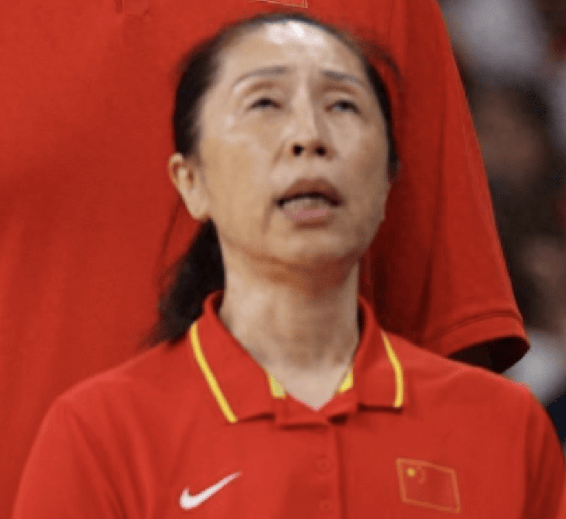 中国女篮主教练郑薇临场表现太差,最后一攻居然不打了被小分淘汰