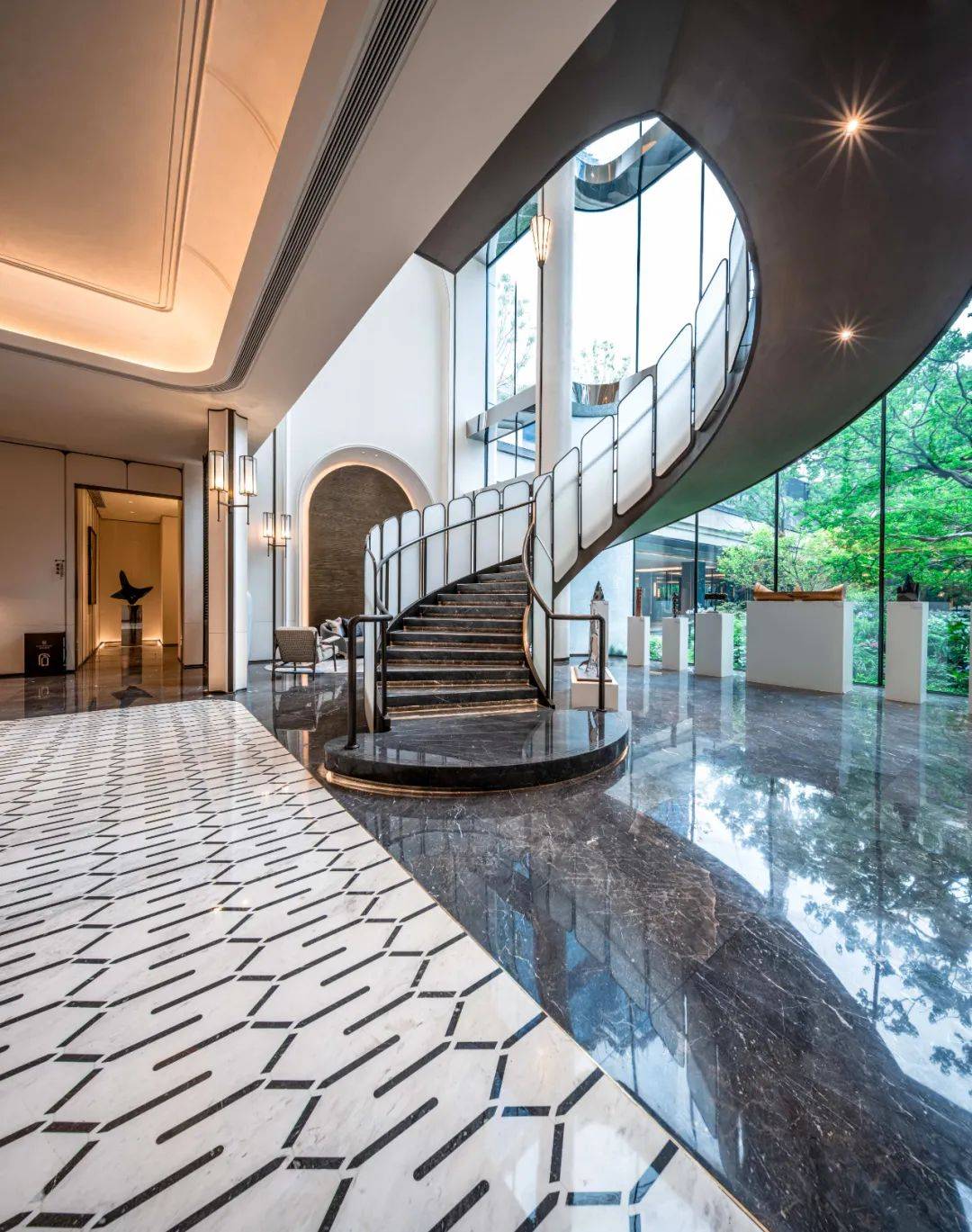 旋转楼梯属于老洋房的s曲线打造"七维六巷"海派园林,并设置主题架