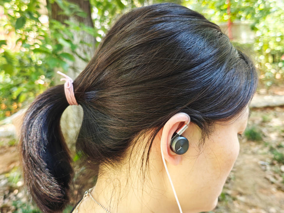 卷王来袭!平板振膜、可换线、HiFi音质,百元红岸Redspace卷10初体验!