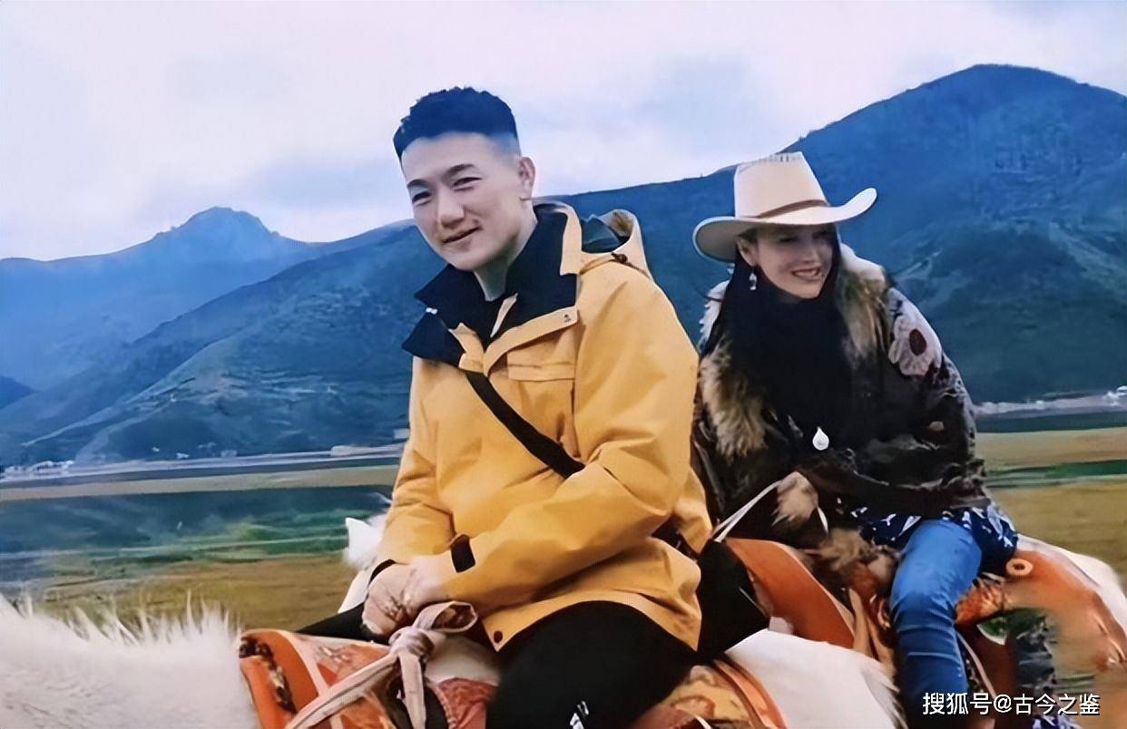 张馨予一家三口罕同框,何捷亲自教5岁女儿游泳!对妻女都好宠溺