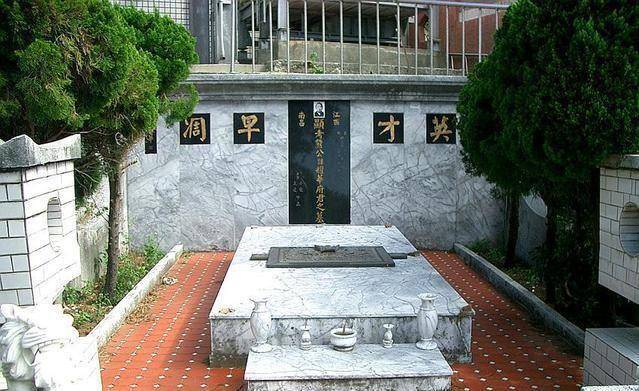 实拍古龙墓地:下葬时48瓶x0酒陪葬,墓碑上四个大字让人感慨万千