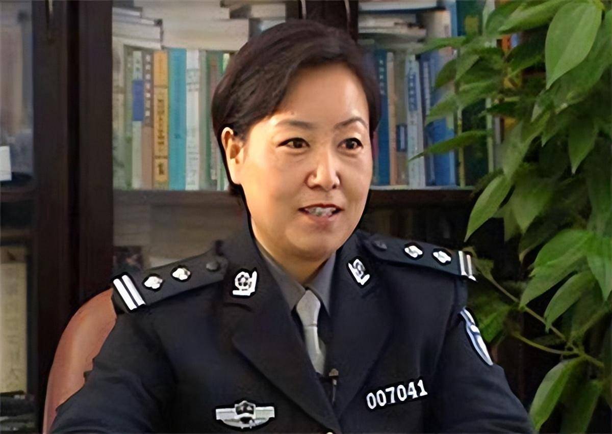 2004年,任长霞扫黑三年,因车祸殉职,涉案司机身上搜出60万支票