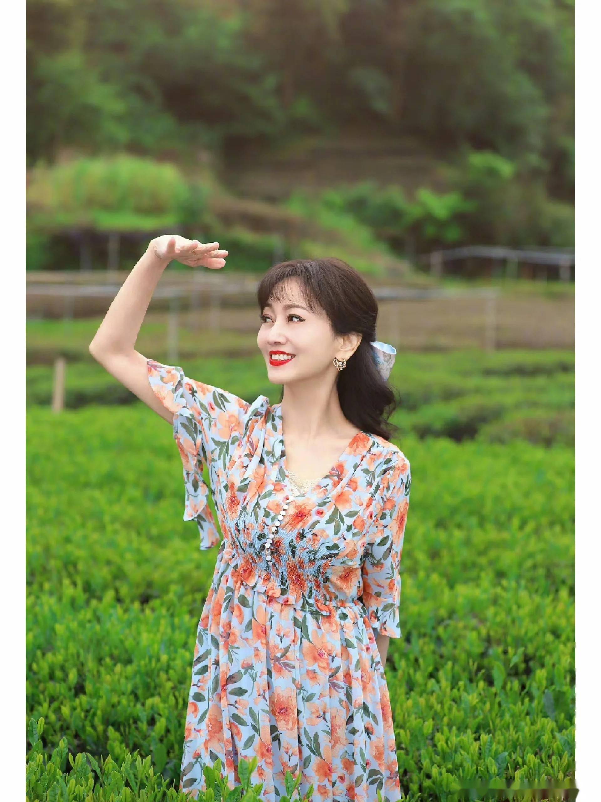 75岁赵雅芝性感写真,娇媚迷人的形象让人无法移开视线,她的魅力究