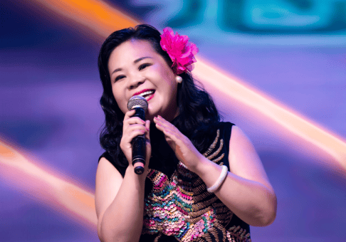 星光大道女低音炮冠军歌手利蓉演唱了《卓玛》,《草原夜色美》《中国