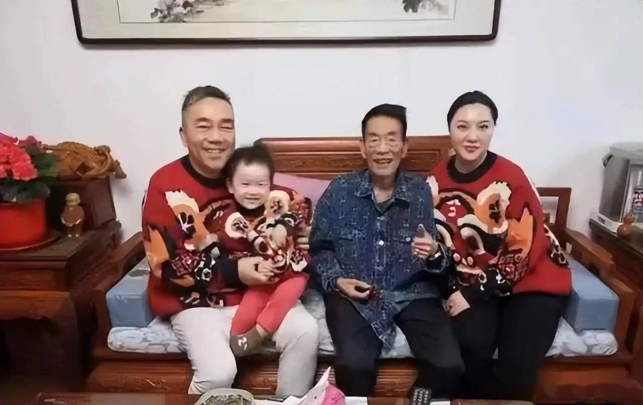 曝多张疑似杨议与小五婶合照!穿亲子装笑容灿烂,孟真评论区沦陷