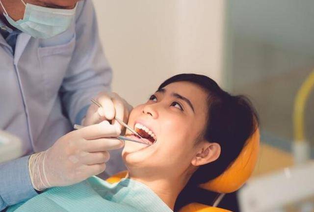 "洗牙"对牙齿有伤害吗?医生:6类人群尽量别洗牙,不要不在意