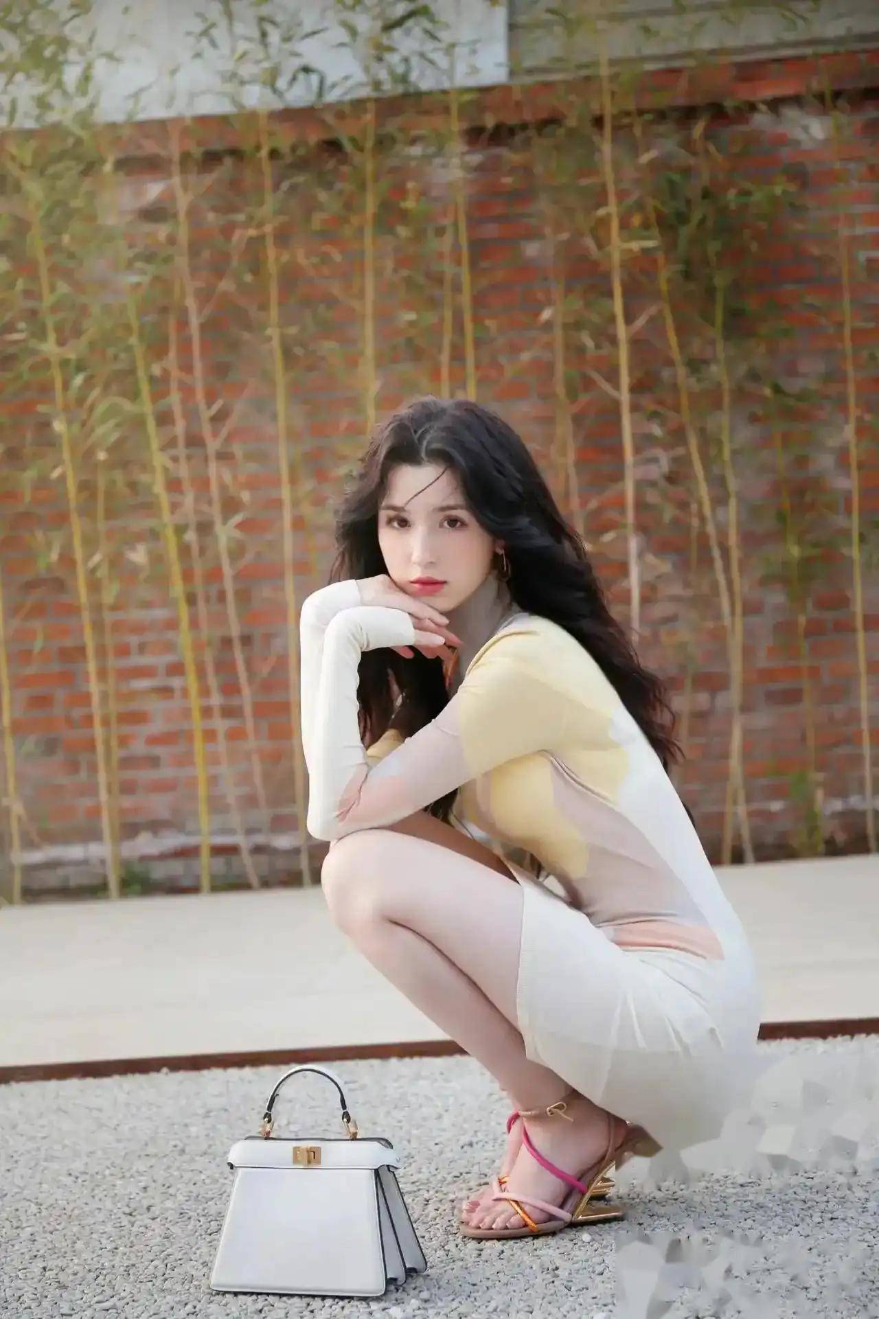 从"玉女"到"蜡烛门"遭万人唾弃,起底哈妮克孜内娱坎坷路!