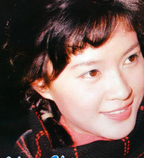 《日出》获"金鸡奖","百花奖",也成就了风情万种的女演员方舒,她最终