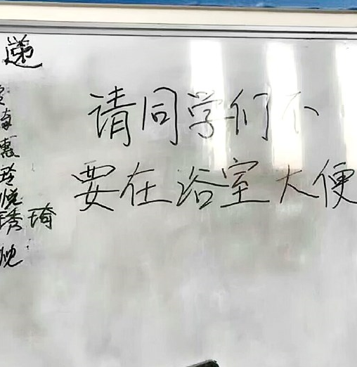 搞笑图片幽默段子笑话:这只烧鸡,比活着的时候还潇洒!