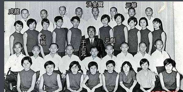 社交媒体上发文纪念元家班成立65周年,并分享了与同门师兄弟姐妹的合