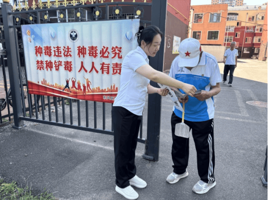 活动中,禁毒社工通过发放宣传手册,展示毒品原植物仿真品的方式向群众