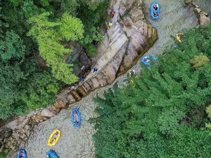 深溪峡谷漂流安吉深溪峡谷漂流坐落于安吉报福镇洪家村村口,交通位置