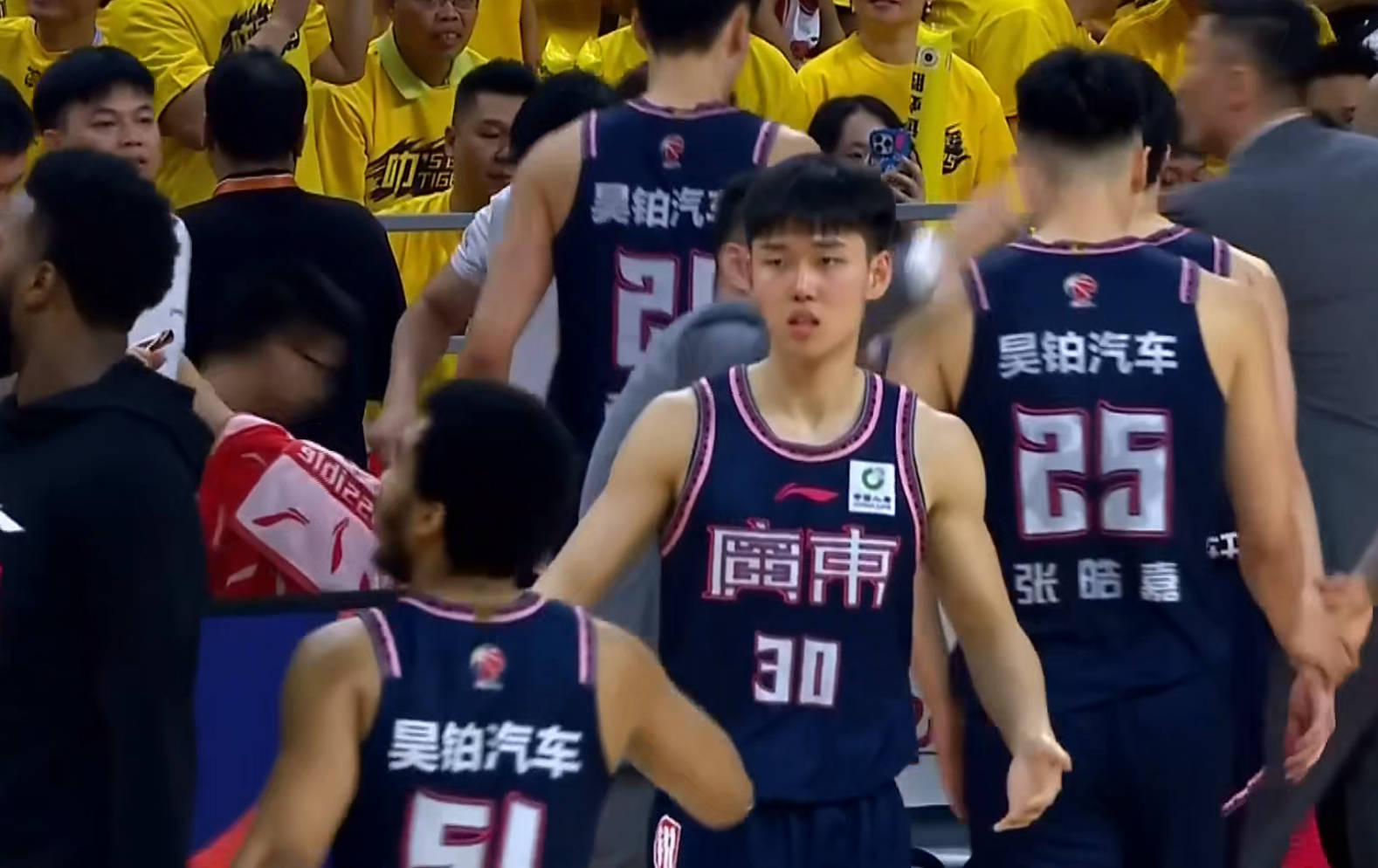 加强版徐杰!广东"暴力控卫"突然不打了,已被朱芳雨长约签下!