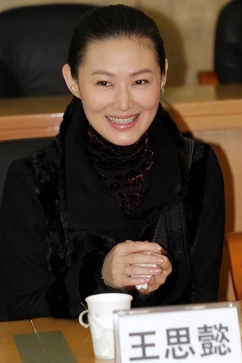 54岁"潘金莲"王思懿近照曝光!头发稀疏下巴尖,苹果肌肿看着有些苍老!