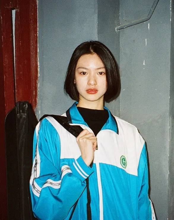 邱天,女,1999年出生,重庆人,中国内地女演员,就读于北京电影学院2017