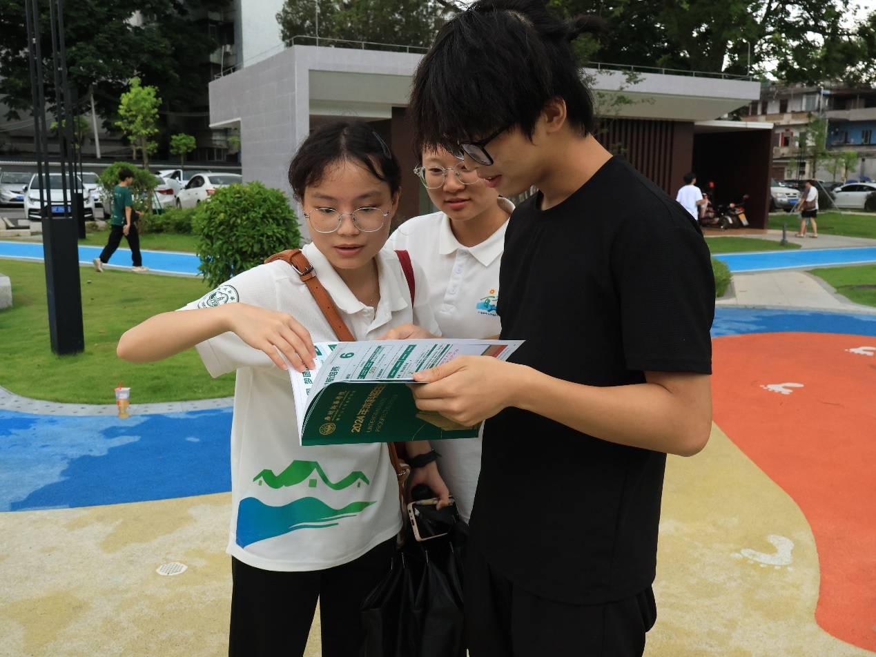 广州新华学院校服图片