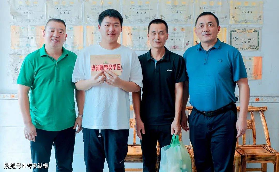 湖南省绿之韵公益基金会"爱心改变命运"助学活动走进安化县羊角塘镇