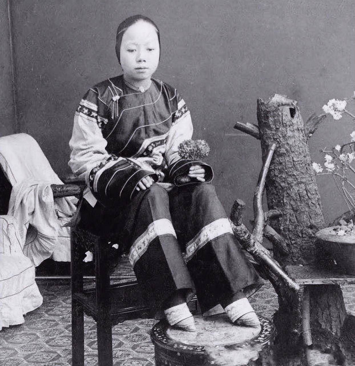女性"裹脚"明明非常丑陋,而且残酷,为何古人还要推行这种制度