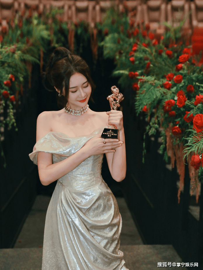 鲍丹惊艳亮相泰国泰阳国际电影节,斩获"国际优秀女演员"奖