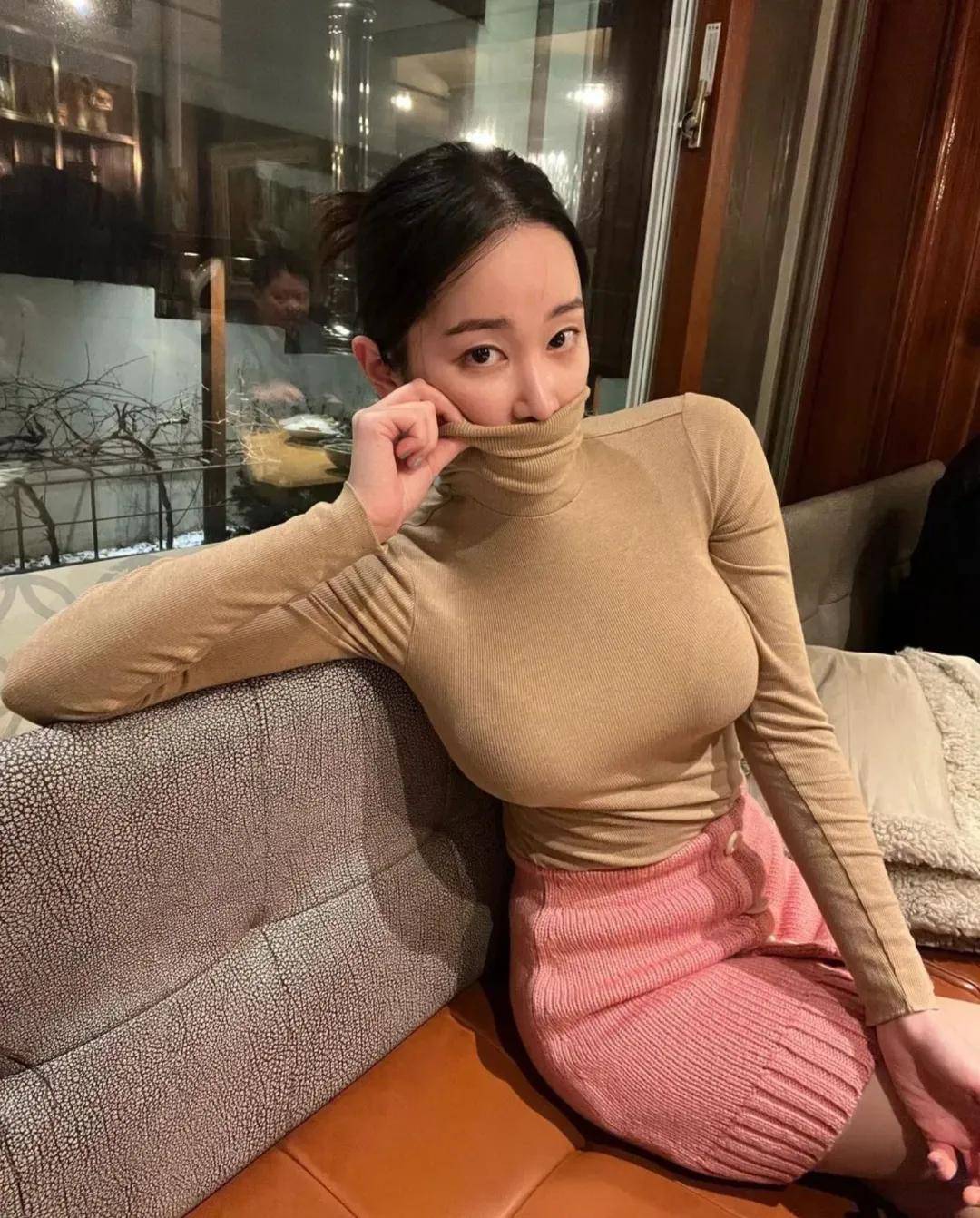 "美乳影后"穿着紧身裤开球引发热议, 受邀开球,超顶s曲线亮相