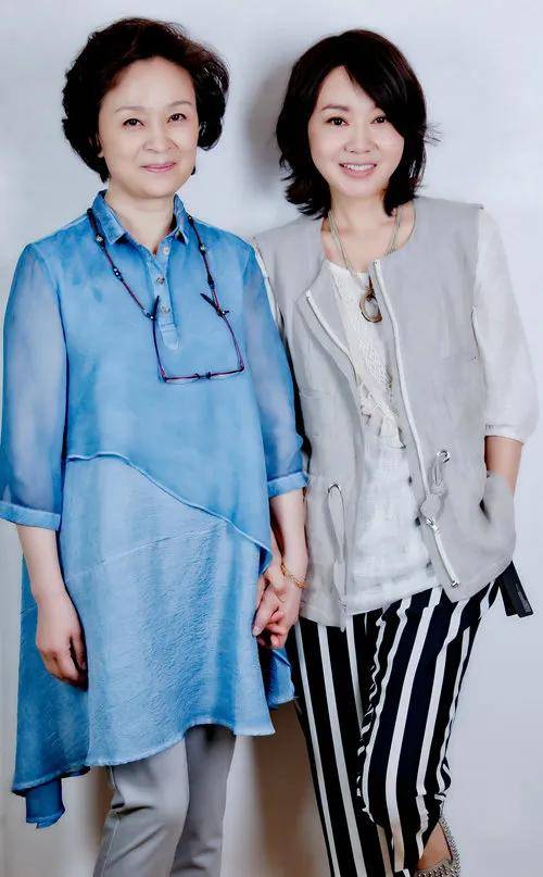 都同龄人,刘莉莉梳老年头穿旗袍衫优雅端庄,何晴还貌美年轻,像奶奶和