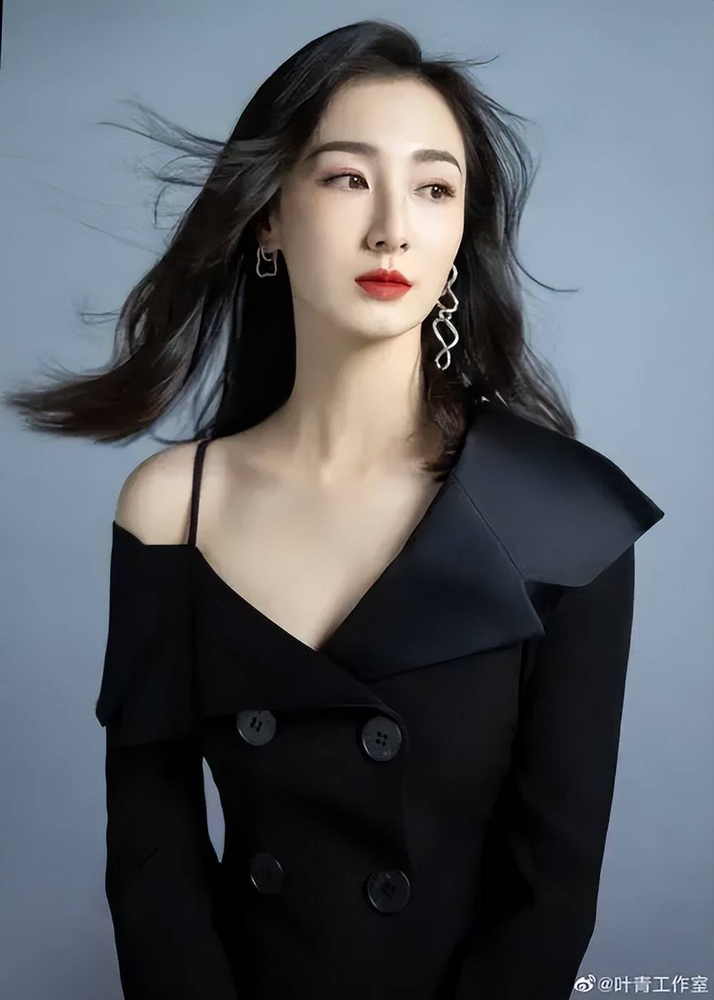 叶青虽然不是丰乳肥臀的女星,但她换上白色内衣,搭配绿色牛仔