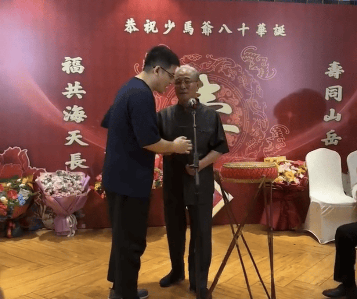 马志明开心庆80岁大寿!郭德纲现身送祝福,刘威稳坐侧位辈分高