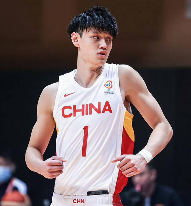 锋线变动:中国男篮张镇麟因伤退出,4人锁定位置,或紧急征召3人补强