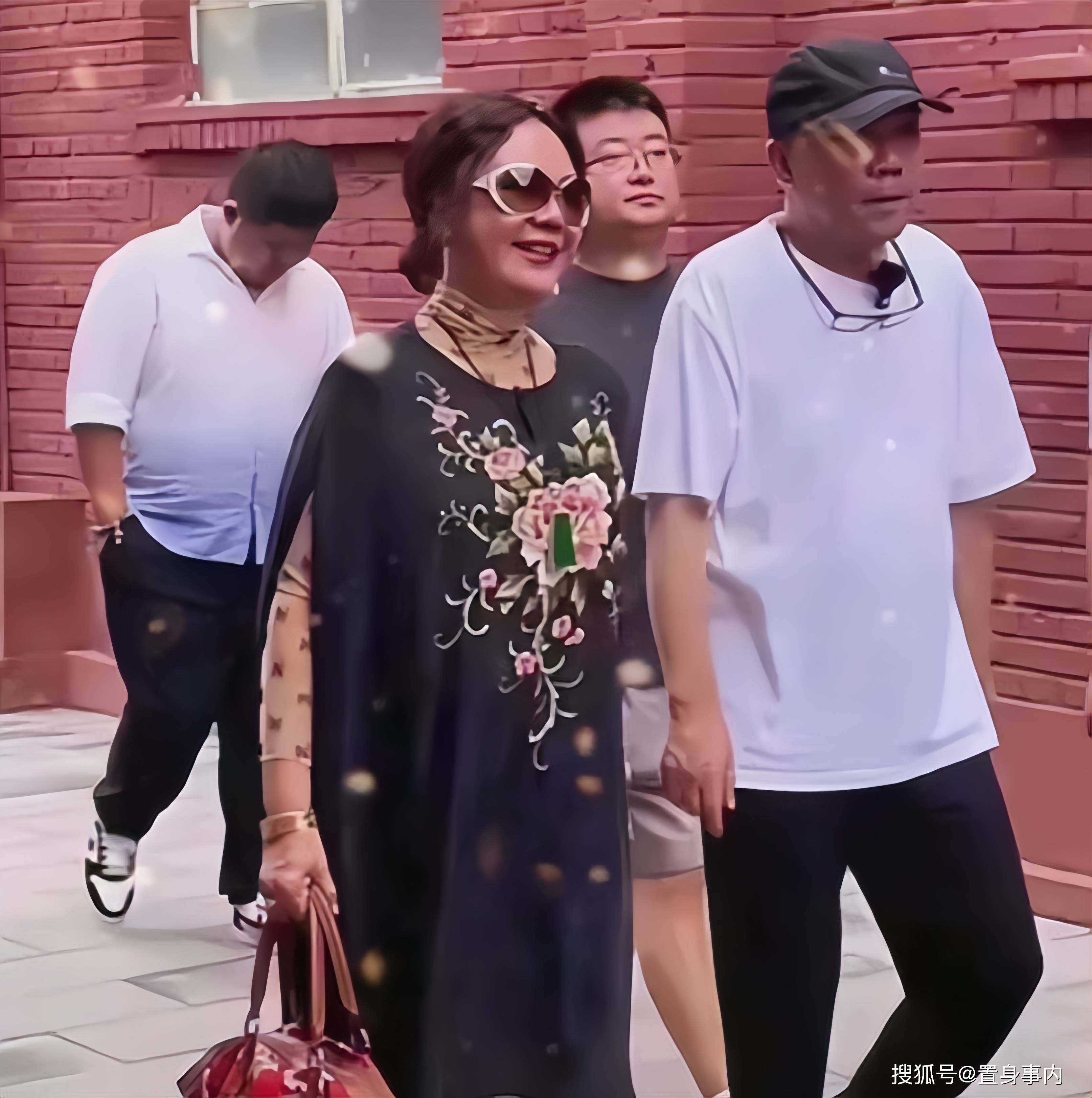 越闹越大!杨少华之子杨议被曝出轨,妻子情人同住一室,网友炸锅