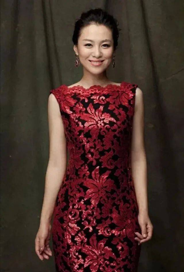 沈傲君晒近照,膀大腰粗状态真实如大妈,但脸却没差别,更富态了