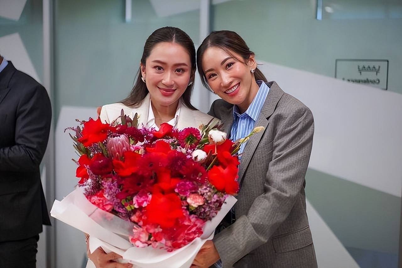 英拉侄女8月18日艳压全场!一袭白裙出席就任典礼,真给英拉长脸