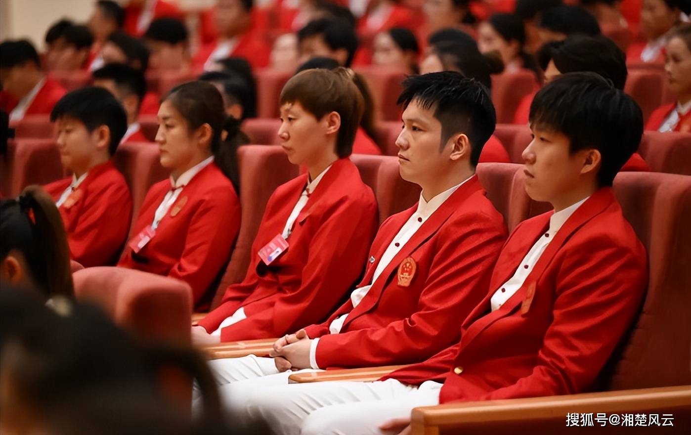 孙颖莎被运动员争着合影，吴艳妮好开心，与女排队员现最萌身高差