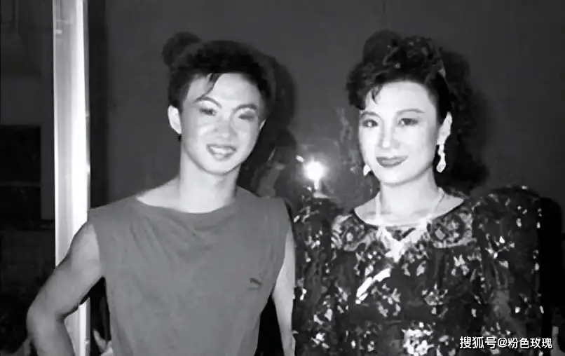 而肯波琳也过上了自己想要的生活,和相爱十多年的男友步入婚姻的殿堂