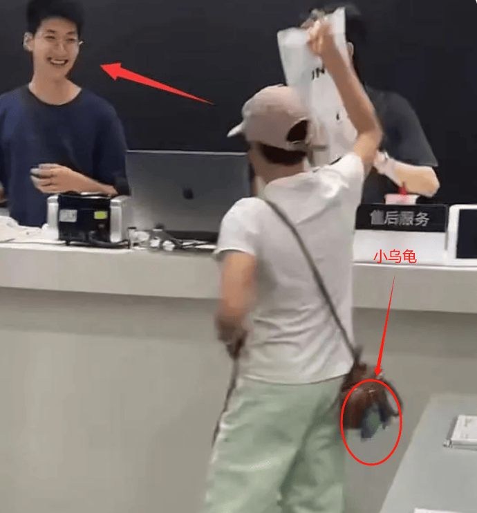 原创            背小乌龟包包逛街，全红婵给妈妈买手机！买好礼物，准备回家探亲-乌龟壳双肩包图片大全