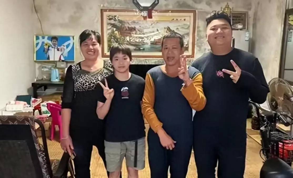 原创            背小乌龟包包逛街，全红婵给妈妈买手机！买好礼物，准备回家探亲-乌龟壳双肩包图片大全