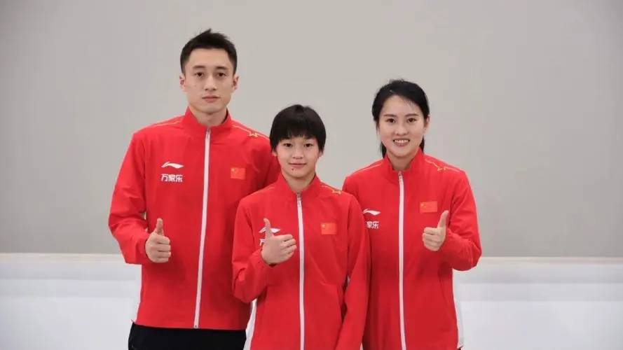 原创            背小乌龟包包逛街，全红婵给妈妈买手机！买好礼物，准备回家探亲-乌龟壳双肩包图片大全